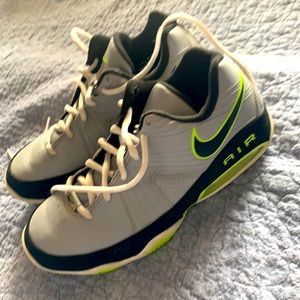 Boys size 6 Nike Basketball Sneakers